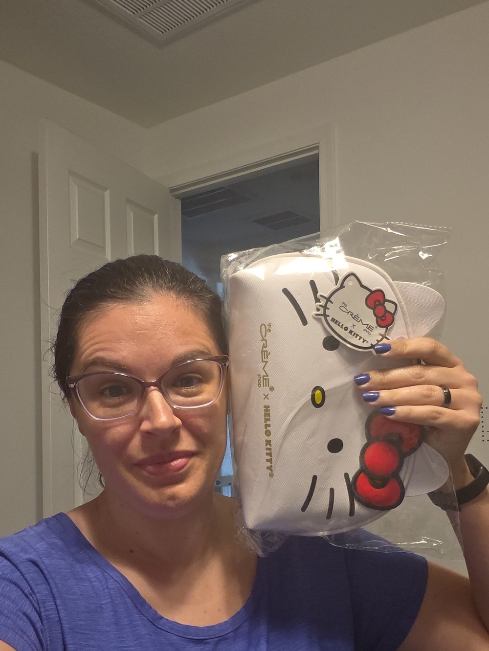 The Crème Shop x Hello Kitty White Kids Cosmetic Pouch with Red Bow - Picture 7 of 7